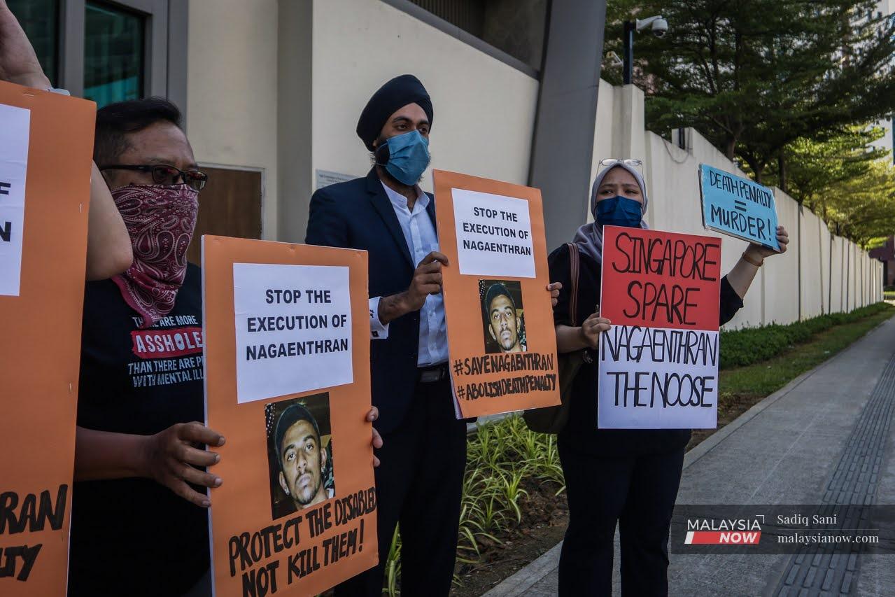 Aktivis dan penyokong Nagaenthran K Dharmalingam di Suruhanjaya Tinggi Singapura membantah hukuman mati ke atas banduan bilik akhir Singapura itu.
