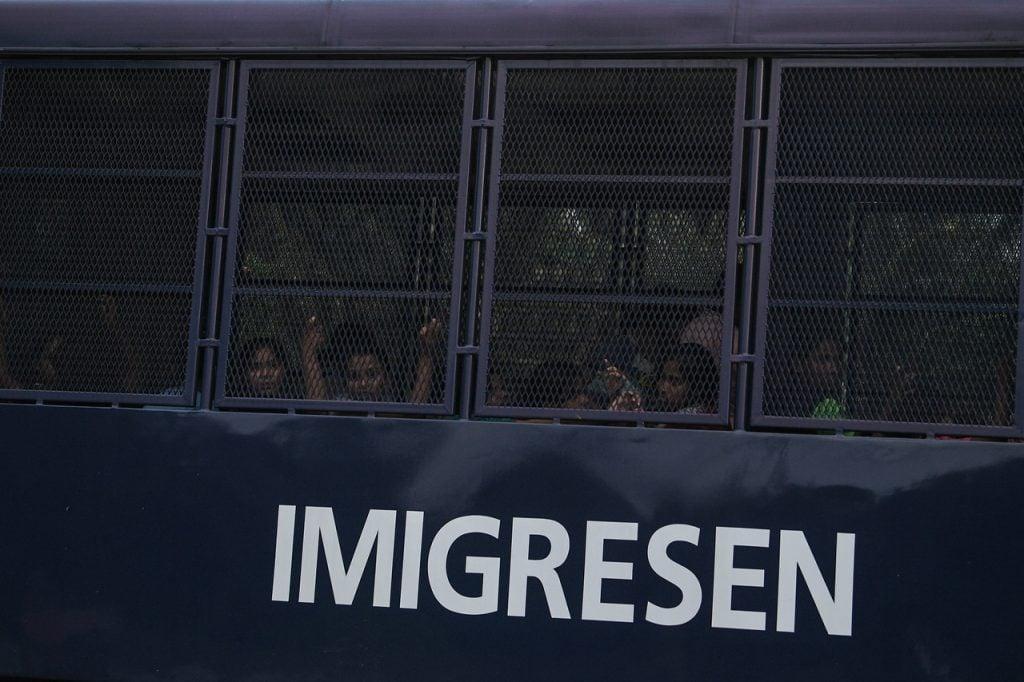 Beberapa buah lori Jabatan Imigresen Malaysia yang membawa sebahagian tahanan etnik Rohingya meninggalkan depoh imigresen Relau Bandar Baharu, Kedah pada 20 April lalu. Gambar: Bernama