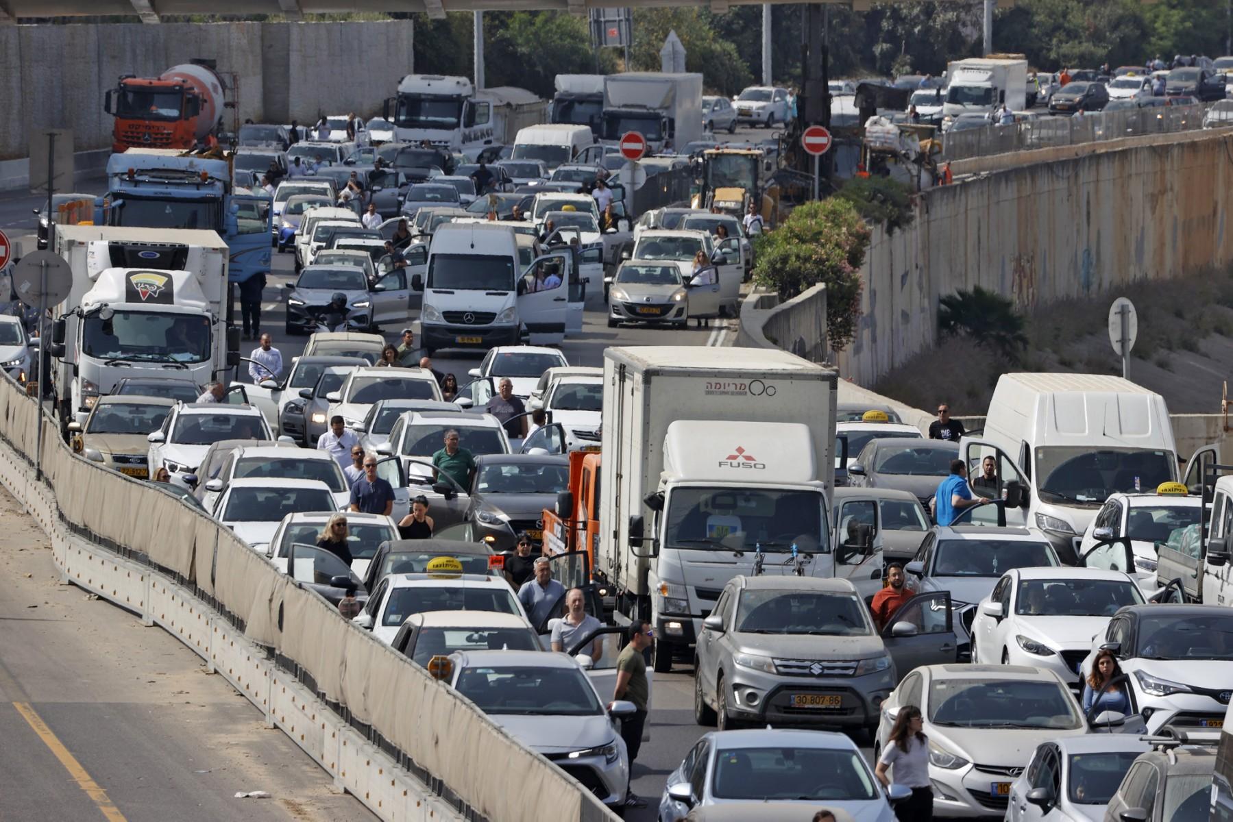 Israeli drivers stop and stand in silence in Tel Aviv on April 28, as sirens wail across Israel for two minutes marking the annual Holocaust Martyrs' and Heroes Remembrance Day in memory of the six million Jewish men, women and children murdered by the Nazis and their collaborators. Photo: AFP