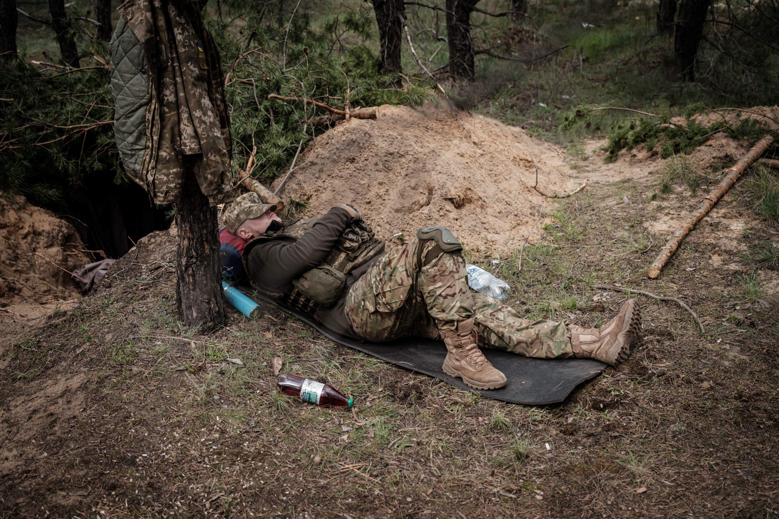 A Ukrainian soldier takes some rest near Lyman, eastern Ukraine, on April 28, amid Russian invasion of Ukraine. Photo: AFP