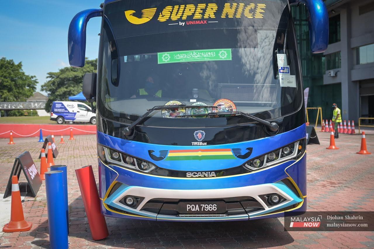 Sebuah bas penumpang yang dipamerkan di tapak pameran Kenderaan Komersial Malaysia (MCVE) 2022 di Seri Kembangan. Pengusaha bas menarik nafas lega ketika negara beralih ke fasa endemik kerana dapat menjalankan semula operasi perniagaan mereka.