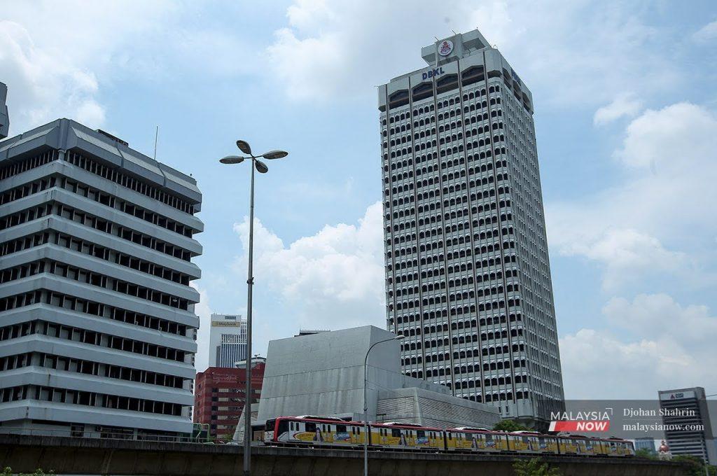 Menara Dewan Bandaraya Kuala Lumpur. Menurut peguam, datuk bandar DBKL tidak berada dalam mana-mana mesyuarat bagi meluluskan atau mengeluarkan arahan bagi perintah pembangunan projek Taman Rimba Kiara.