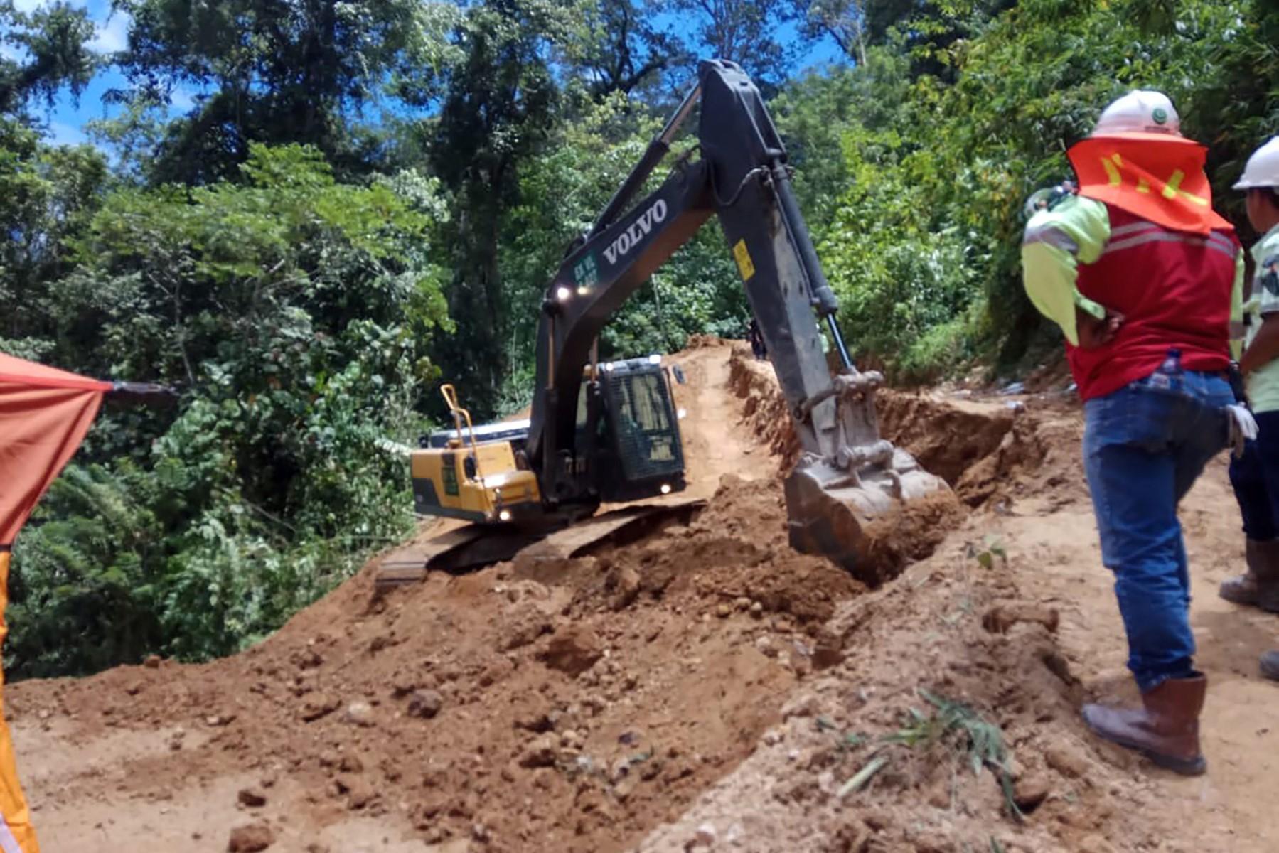 This handout picture taken and released on March 4, 2019 by Indonesia's Badan Nasional Penanggulangan Bencana, the country's disaster mitigation agency, shows rescuers continuing operations in an attempt to reach trapped miners after the Feb 26, 2019 landslide at an illegal gold mine in the Bolaang Mongondow region of North Sulawesi. Photo: AFP