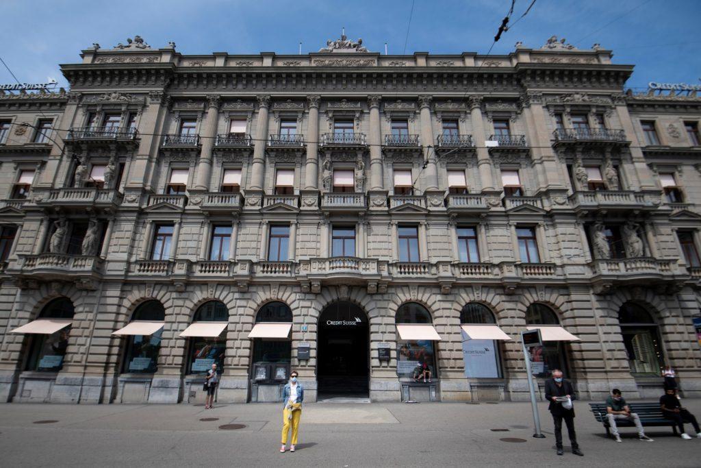 People pass by the headquarters of Swiss bank Credit Suisse in Zurich on Aug 9, 2021. Photo: AFP