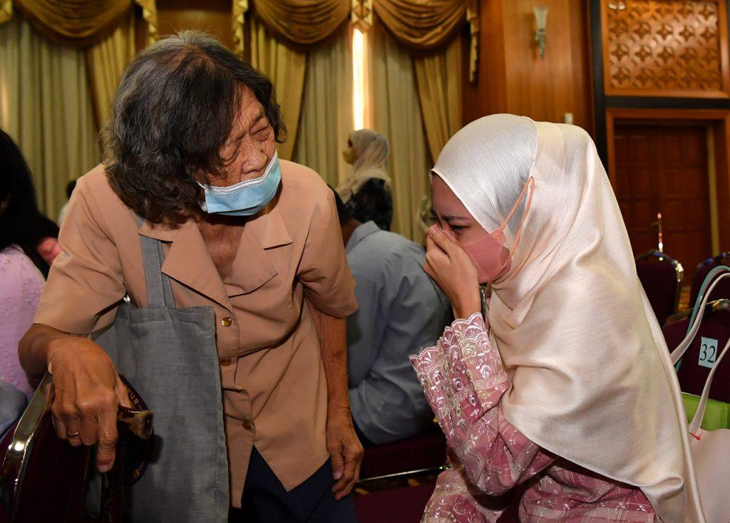 Rohana Abdullah menitiskan air mata kegembiraan ketika menerima kerakyatan di KDN semalam. Gambar: Bernama