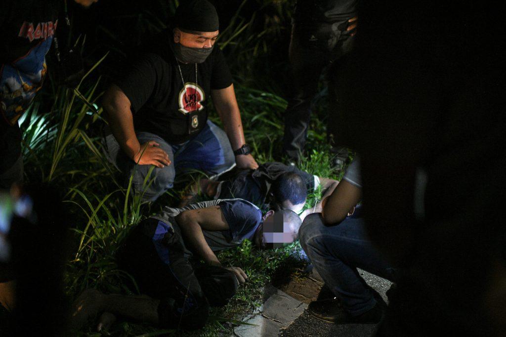 Polis menahan pelarian Rohingya yang lolos dari depoh tahanan Imimgresen Sungai Bakap, Pulau Pinang. Gambar: Bernama