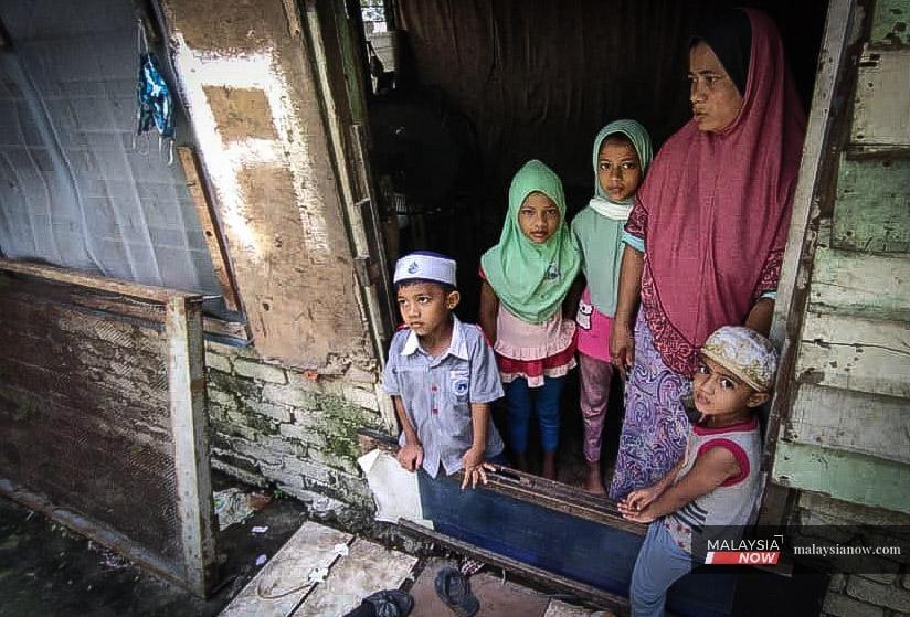 Hamidah Sayed Rahman bersama empat anaknya. Dia kematian suami sejak tiga tahun lalu.
