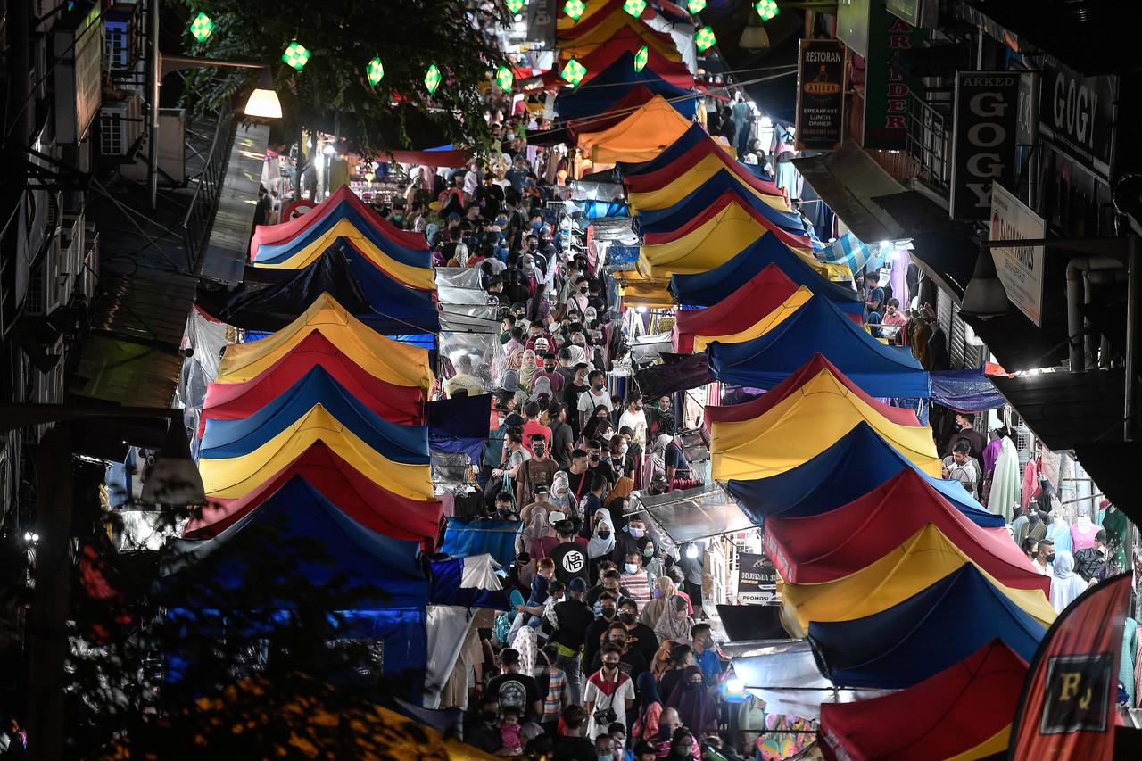 Shoppers throng the bazaar at Jalan Tuanku Abdul Rahman in Kuala Lumpur for last-minute purchases ahead of Hari Raya Aidilfitri. Photo: Bernama