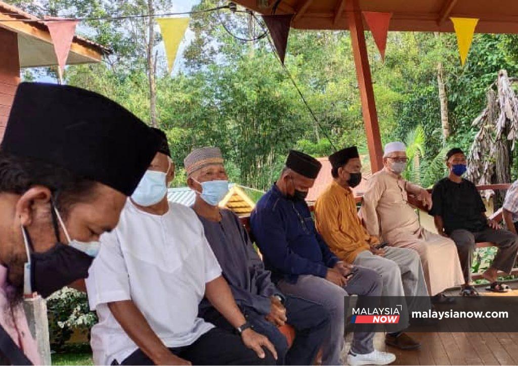 Penduduk berkumpul di baruk Kampung Darul Islam Belimbing, Padawan di mana mereka melaksanakan aktiviti bersama.