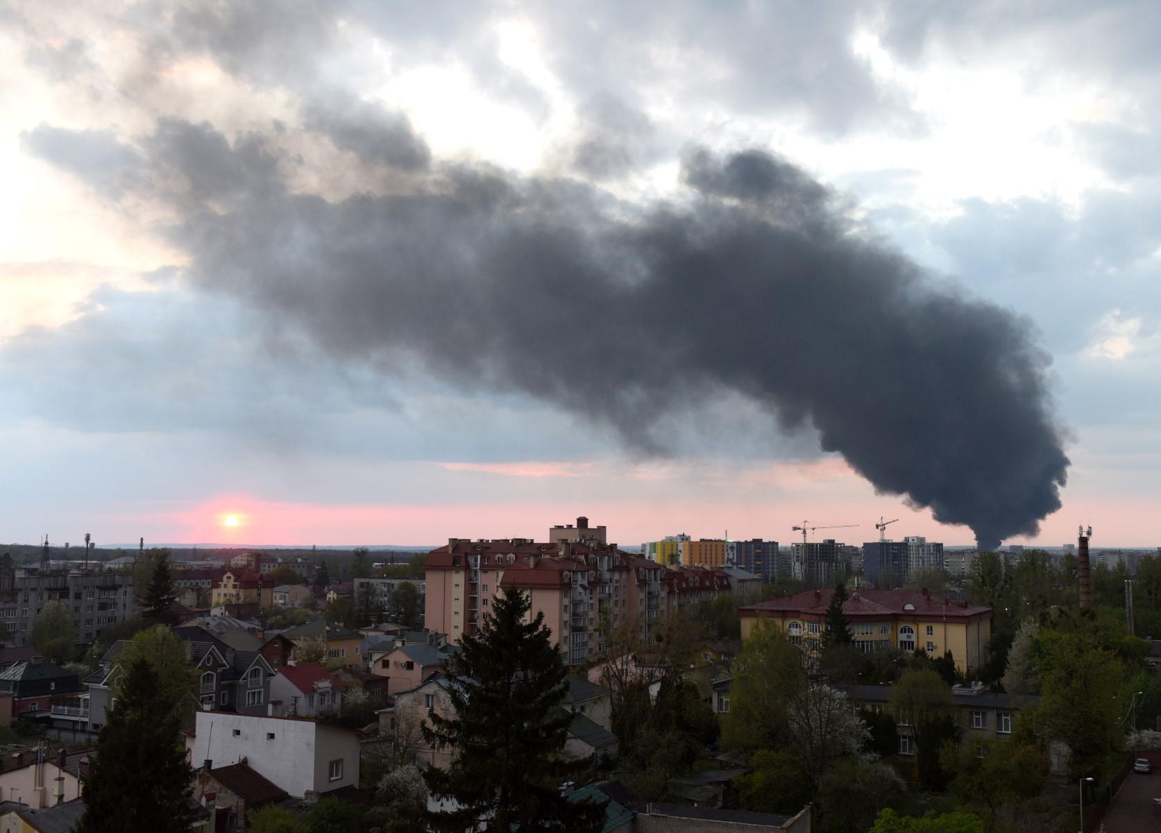 Dark smoke rises following an air strike in the western Ukrainian city of Lviv, on May 3. Photo: AFP