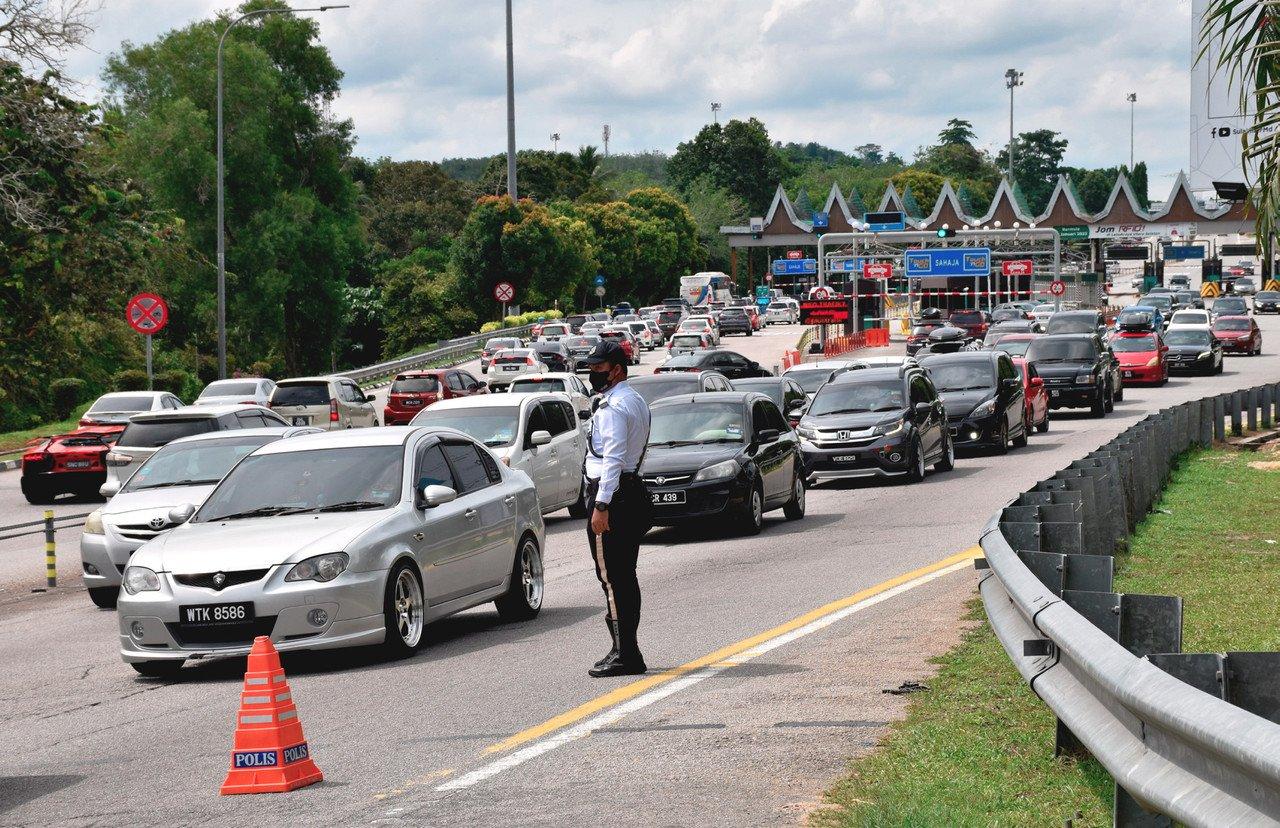 Polis menyuraikan aliran trafik di Melaka. Aliran trafik sibuk sepanjang Hari Raya Aidilfitri tahun ini.
