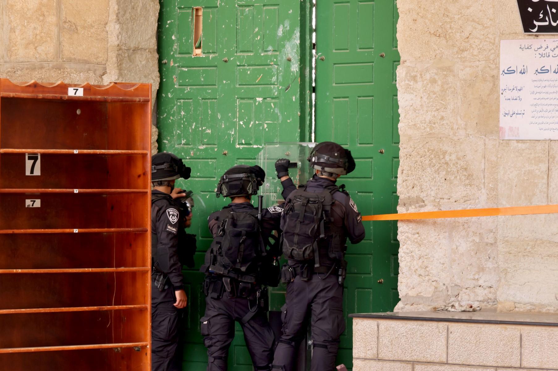 Israeli police secure the door of the Al-Aqsa mosque during clashes on May 5, at the compound which is the site of Islam's third-holiest place and of Judaism's holiest site, known to Jews as the Temple Mount, in the Old City of Jerusalem. Photo: AFP
