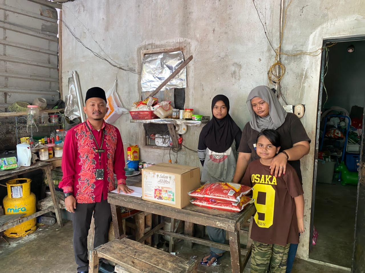 Wakil MAIPk menyantuni Hamidah dan dua anaknya di samping turut menyampaikan bantuan keperluan asas kepada Hamidah selepas kisahnya disiarkan MalaysiaNow.