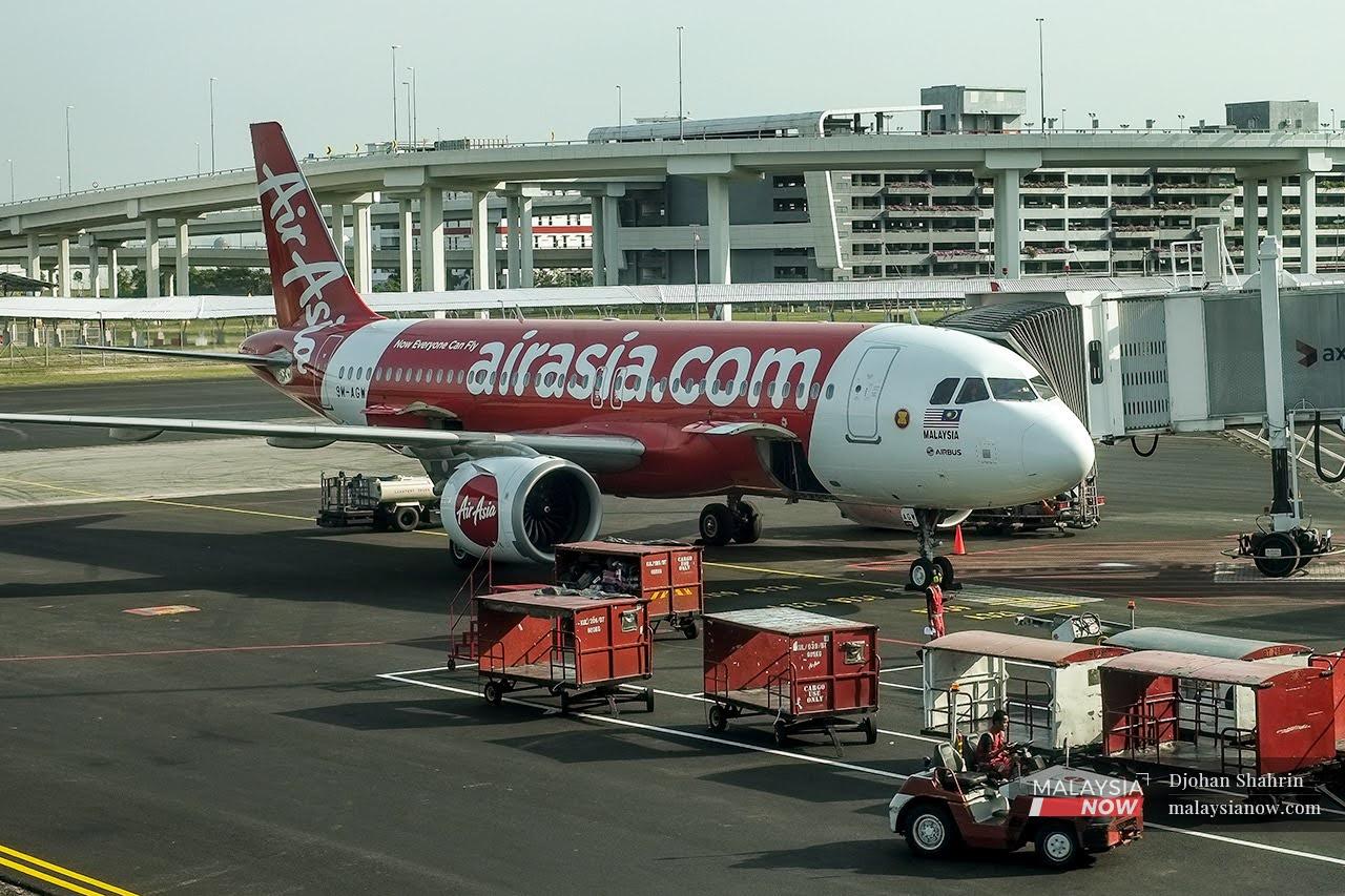 Kapal terbang AirAsia sedang menunggu penumpang di klia2, Sepang.