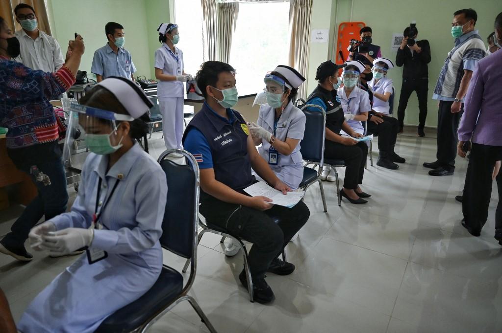 Petugas kesihatan Myanmar memberikan suntikan vaksin kepada pegawai kerajaan negara itu di Hospital Mae Sariang, Mae Hong Son. Gambar: AFP