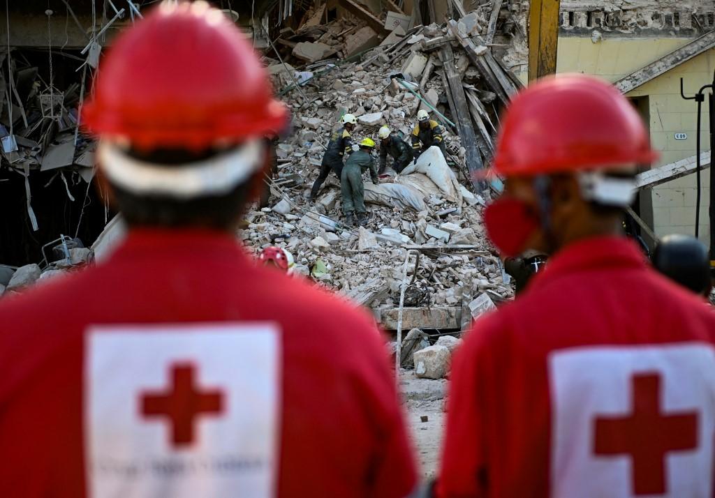 Rescuers remove debris from the ruins of the Saratoga Hotel, in Havana, on May 7. Photo: AFP