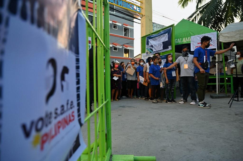 People queue to vote at a polling station during the presidential election at an elementary school in Manila on May 9. Photo: AFP