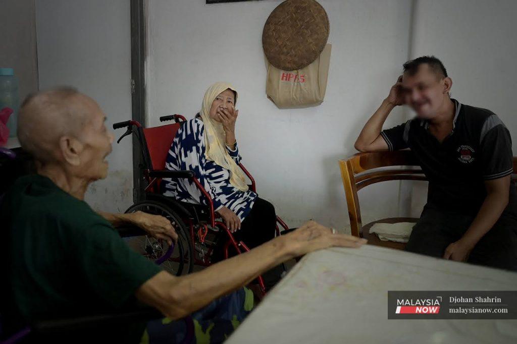 Ruslan (bukan nama sebenar) ceria berbual dengan ibu dan bapa angkatnya di tempat tinggal barunya di Klang.