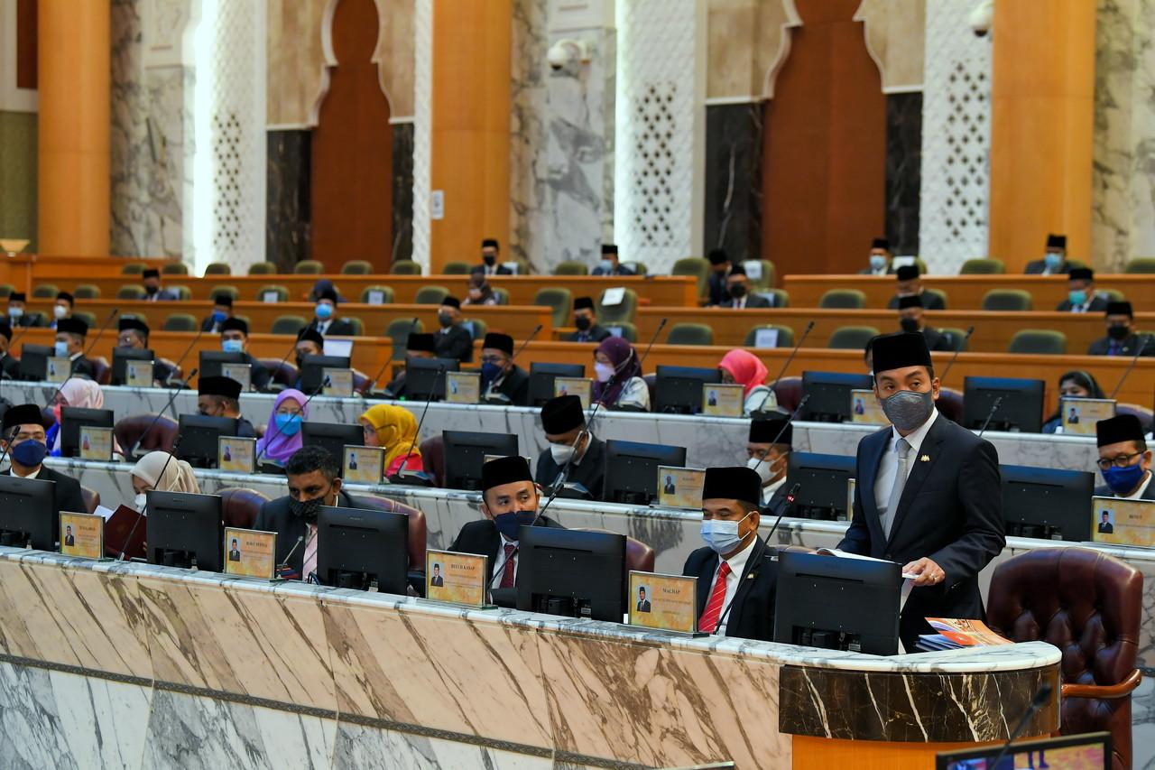 Menteri Besar Johor Onn Hafiz Ghazi (kanan) berucap Dewan Undangan Negeri Johor. Gambar: Bernama