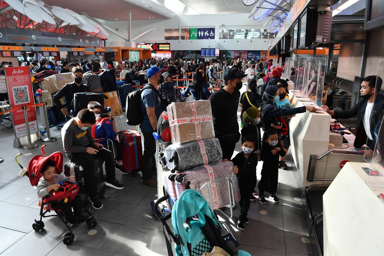 Passengers queue at the ticket counters at klia2 in Sepang on April 30. Photo: Bernama