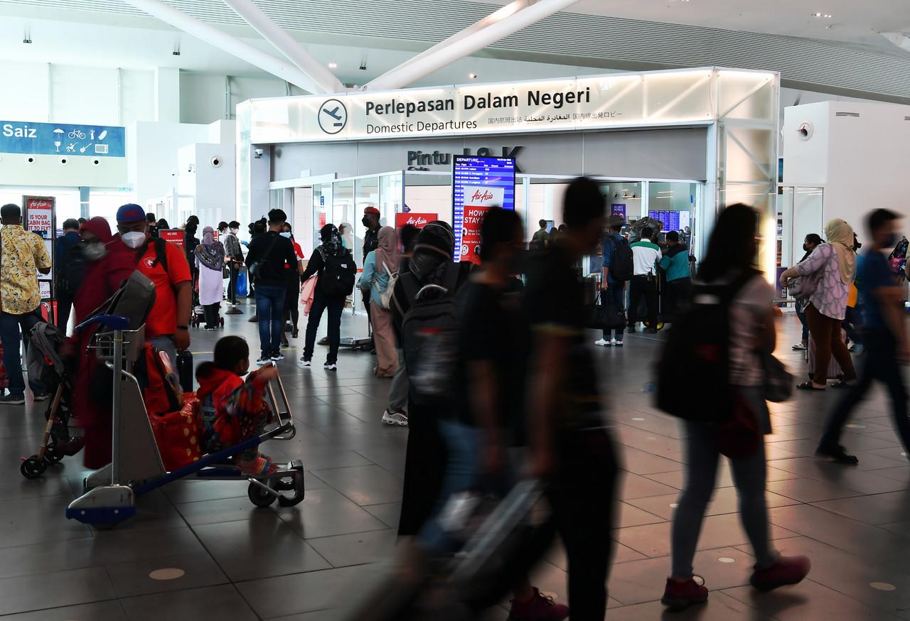 Keadaan klia2 pada 30 April yang dipenuhi penumpang untuk pulang ke berhari raya. Ramai yang menyuarakan ketidakpuasan hati mereka dengan cara AirAsia mengubah jadual penerbangan pada saat akhir.
