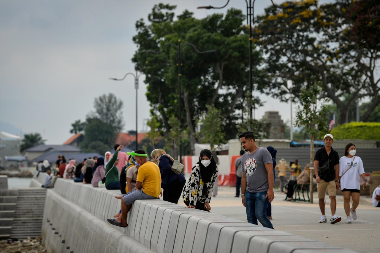 People stroll about with their families and friends at Padang Kota Lama in George Town, Penang. Photo: Bernama