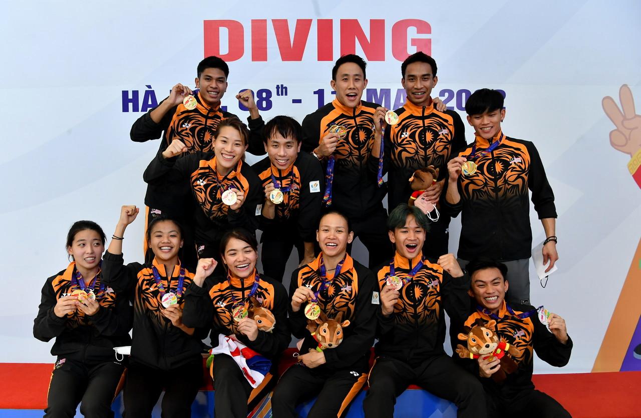 The national diving team pose with their medals at the My Dinh Water Sports Stadium in Hanoi, Vietnam, during the 31st SEA Games. Photo: Bernama
