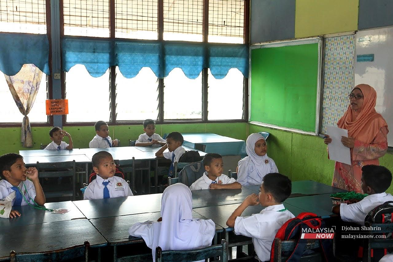 Guru memberikan penerangan kepada murid di dalam sebuah kelas di sebuah sekolah di Ampang, Kuala Lumpur.