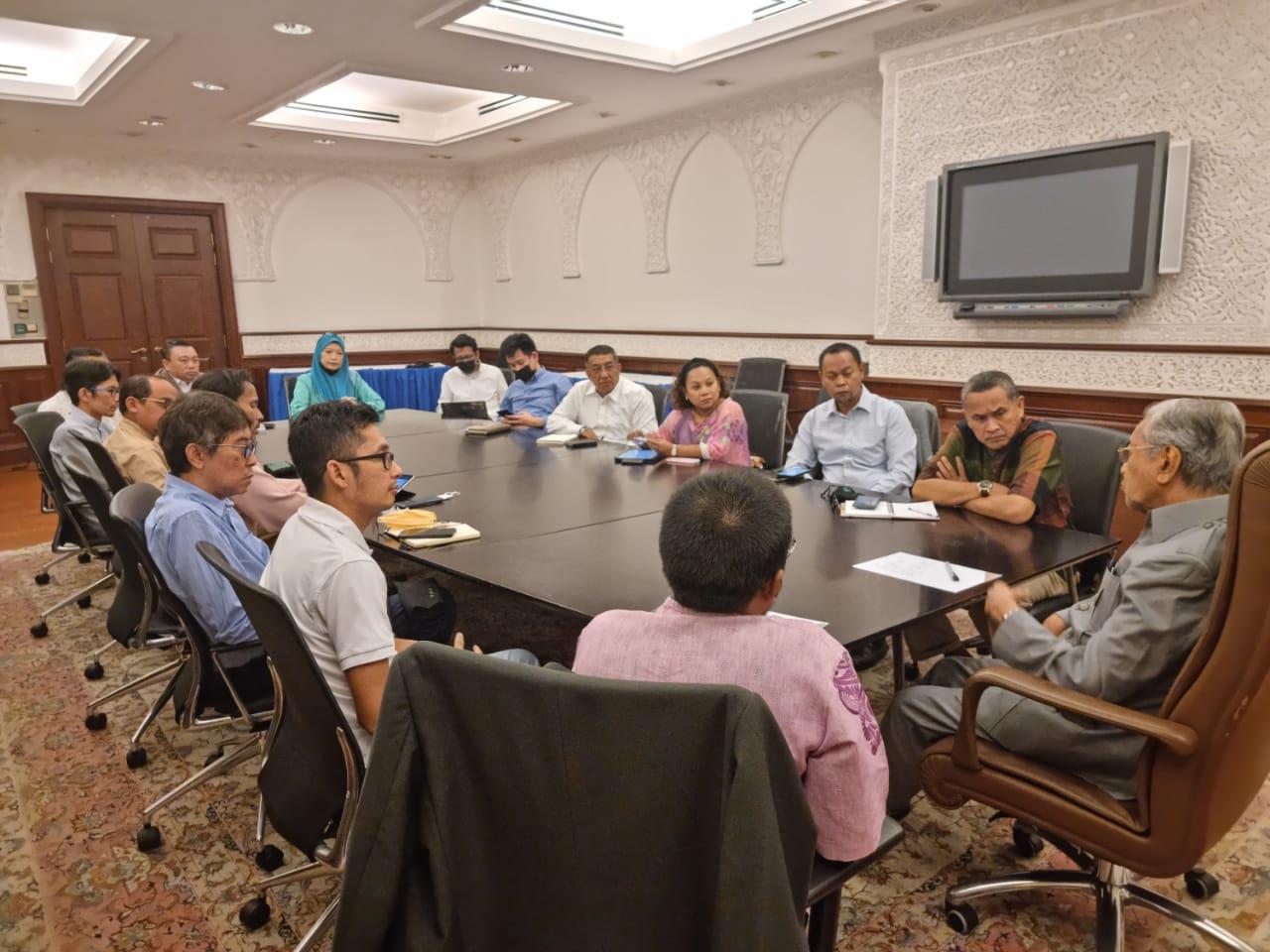Pengerusi Pejuang Dr Mahathir Mohamad bersama penulis dan beberapa ahli akademik dan pemain industri dalam sebuah pertemuan pada April lalu.