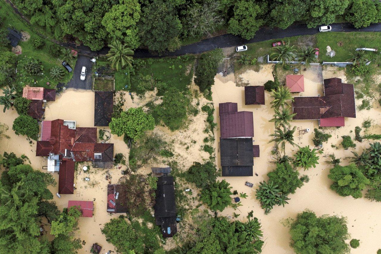 Houses in Batu 6 Jalan Jelebu Pantai in Seremban lie submerged in water after heavy rain yesterday. Photo: Bernama