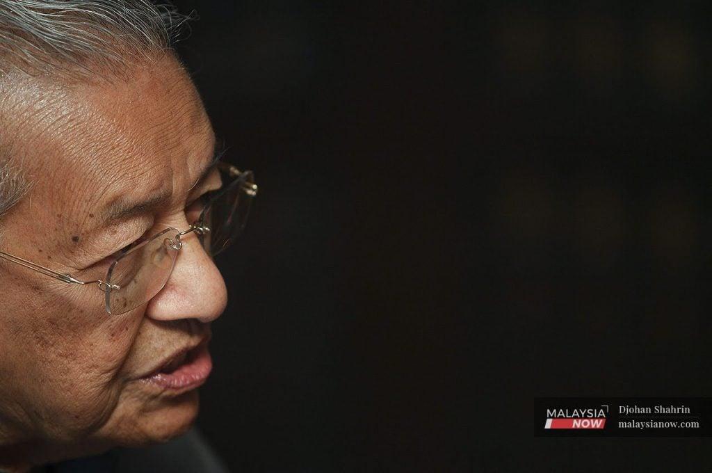 Bekas perdana menteri Dr Mahathir Mohamad berkata Malaysia perlu mengekalkan Dasar Pandang ke Timur dalam usaha memulihkan negara selepas pandemik Covid-19.