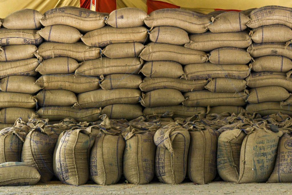 Gambar fail menunjukkan guni gandum yang disusun di pasar borong Ghaziabad, India. Gambar: AFP