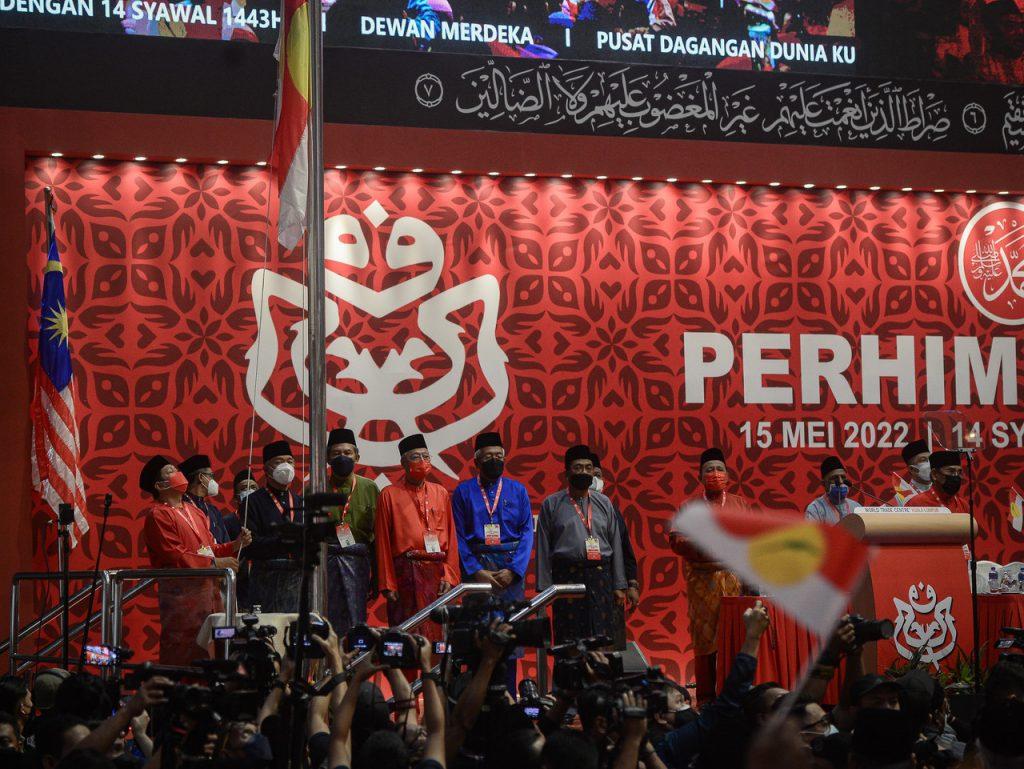 Presiden Umno Ahmad Zahid Hamidi berdiri di atas pentas bersama pemimpin parti lain termasuk Mohamad Hasan dan Ismail Sabri Yaakob semasa perhimpunan agung khas di Pusat Dagangan Dunia, Kuala Lumpur pada 15 Mei. Gambar: Bernama