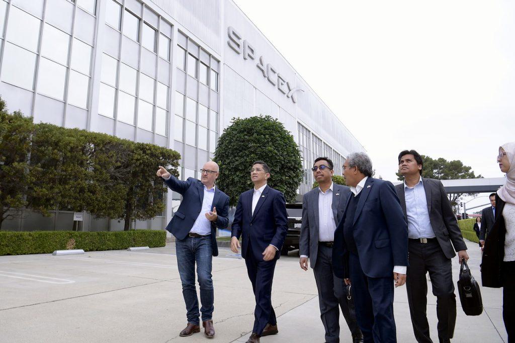 Menteri Perdagangan Antarabangsa dan Industri Mohamed Azmin Ali diberikan lawatan di kemudahan SpaceX, Amerika Syarikat. Gambar: Bernama