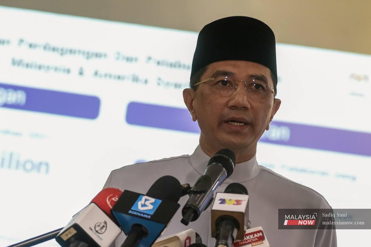 Menteri Perdagangan Antarabangsa dan Industri Mohamed Azmin Ali bercakap dalam sidang media khas berhubung misi perdagangannya ke Amerika Syarikat baru-baru ini.