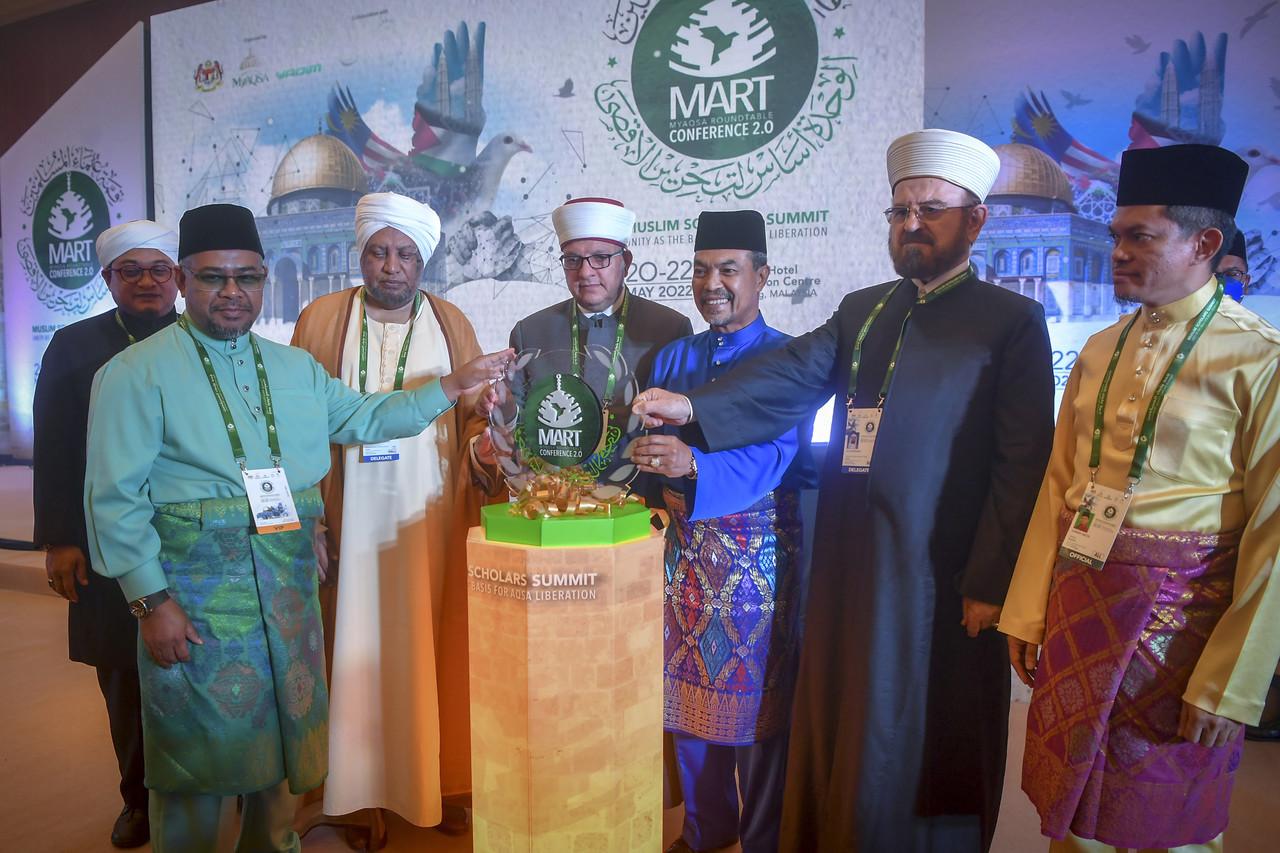 Penasihat Khas Perdana Menteri (Hal Ehwal Agama) Jamil Khir Baharom (lima, kiri) bersama (dari kiri) Yang di-Pertua Yayasan Dakwah Islamiah Malaysia, Nasrudin Hassan, Pengerusi Jawatankuasa Muslim Scholars Summit 2022, Mohd Khairuddin Aman Razali, Naib Presiden Ketua Ulama Islam Sedunia, Esameldin Ahmed Elbashir, Menteri Wakaf dan Hal Ehwal Agama Palestin, Hatem Mohammad Helmi Bakri, Setiausaha Agung Kesatuan Ulama Islam Sedunia, Ali Al-Quradaghi, Pengerusi Yayasan MyAQSA, Suwardi Yaacob semasa merasmikan Sidang Kemuncak Ulama 2022 : Perpaduan Asas Pembebasan Al-Aqsa 22 Mei lalu. Gambar: Bernama