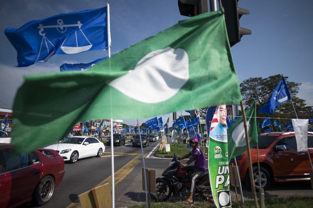 Kibaran bendera PAS dan Barisan Nasional menjelang Pilihan Raya Umum ke-14 lalu. Gambar: AFP