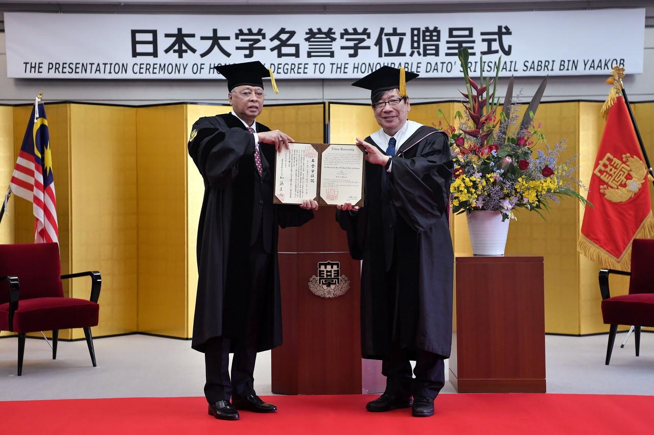 Prime Minister Ismail Sabri Yaakob (left) receives an honorary doctorate in medicine from Nihon University president Dr Naoto Kato in Tokyo, Japan. Photo: Bernama