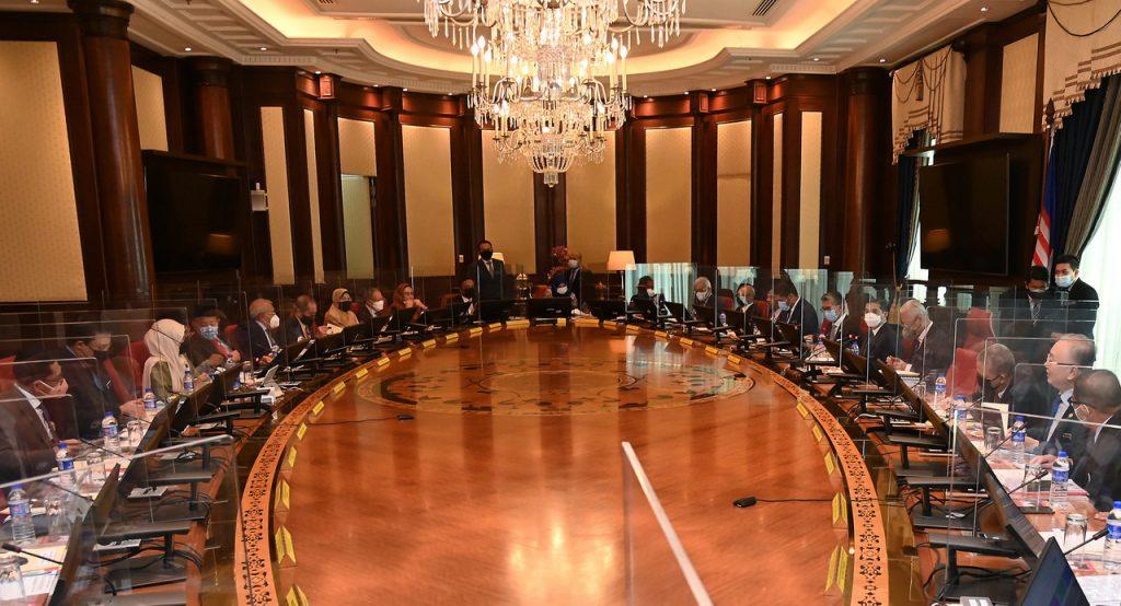 Prime Minister Ismail Sabri Yaakob with his Cabinet, including Plantation Industries and Commodities Minister Zuraida Kamaruddin who has stated her intention to resign. Photo: Bernama