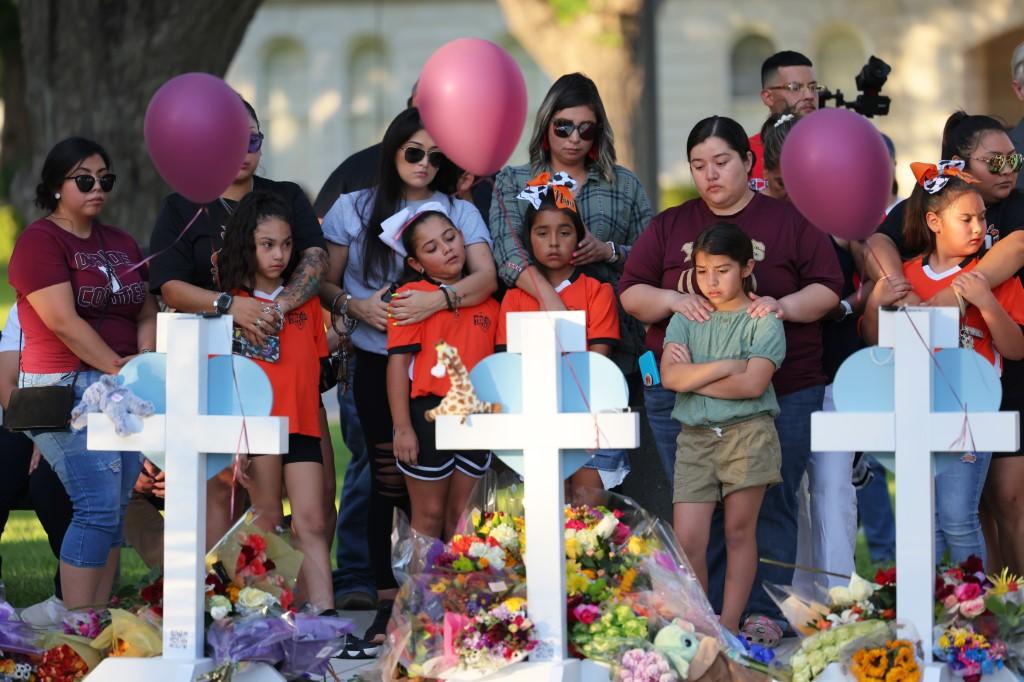 People visit memorials for victims of Tuesday's mass shooting at a Texas elementary school, in City of Uvalde Town Square on May 26, in Uvalde, Texas. Photo: AFP