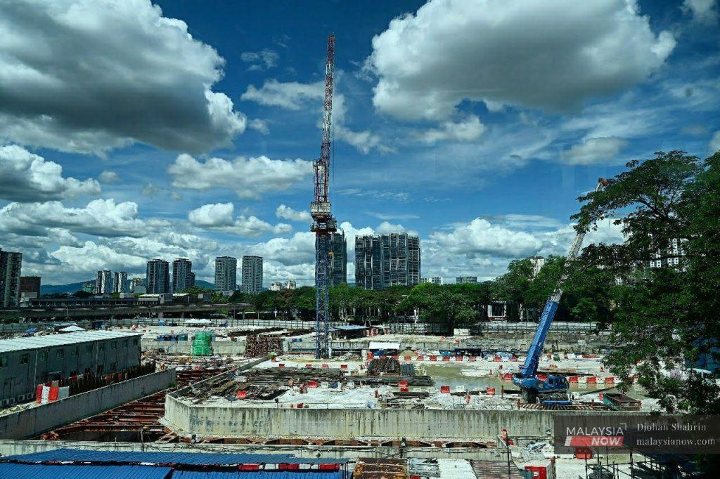 Pekerja di tapak bina Stesen MRT2 Titiwangsa bagi fasa pertama laluan Sungai Buloh-Putrajaya dalam gambar fail 26 November 2020.