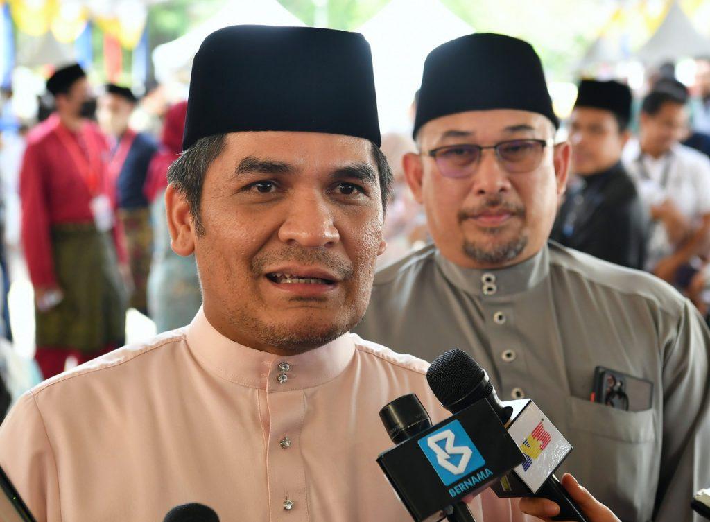 Menteri Pendidikan Radzi Jidin bercakap ketika rumah terbuka KPM di Putrajaya semalam. Gambar: Bernama