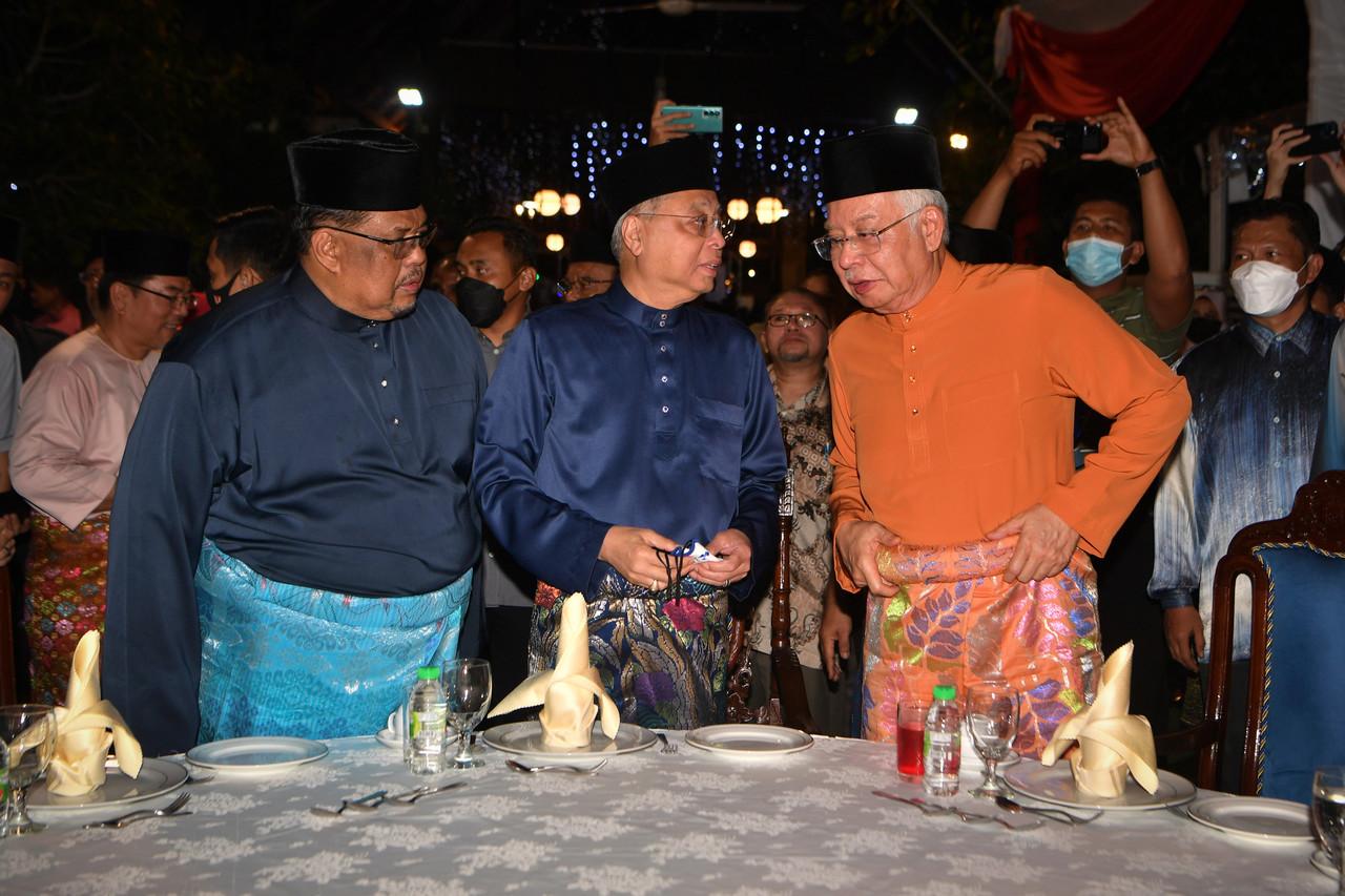 Melaka Umno liaison committee chairman Ab Rauf Yusoh (left) with Prime Minister Ismail Sabri Yaakob (centre) and former leader Najib Razak at a Hari Raya open house last night. Photo: Bernama