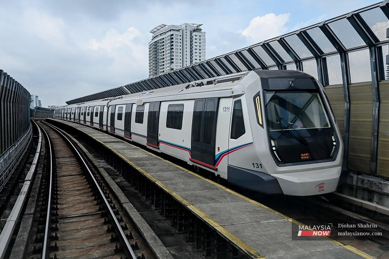 Selangor, 9 Disember 2020 - Gambar stok Tren MRT di Taman Tun Dr Ismail
