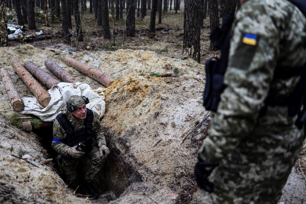 Seorang tentera Ukraine memeriksa parit di kem pangkalan Rusia yang kosong berhampiran Buda-Babynetska, utara Kyiv, pada 5 April. Gambar: AFP
