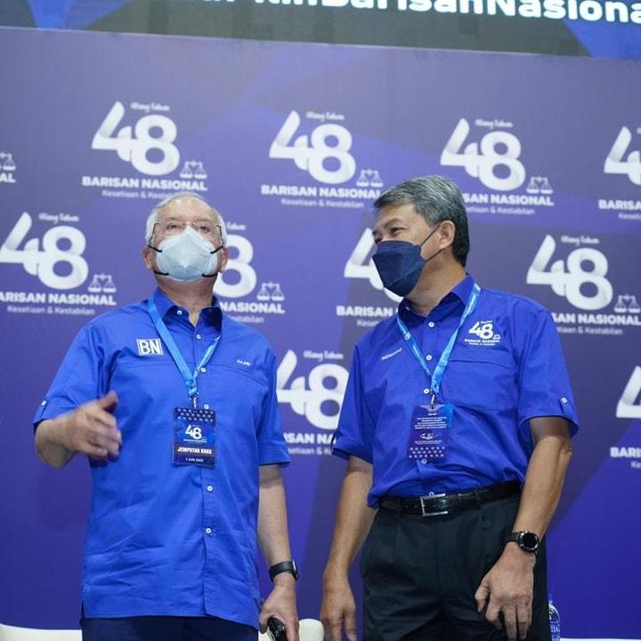 Timbalan Pengerusi  Barisan Nasional Mohamad Hasan dan Najib Razak ketika Konvensyen BN yang diadakan di Kuala Lumpur hari ini. Gambar: Facebook