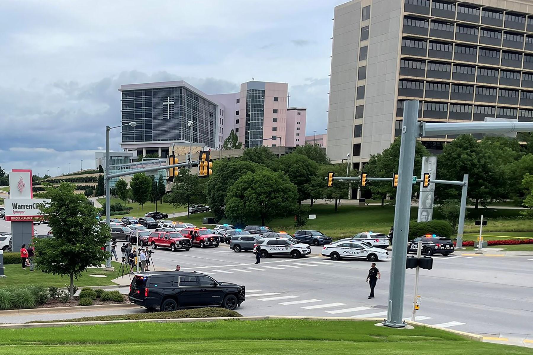 In this handout photo courtesy of Elizabeth Buchner taken on June 1, police and first responders vechicles are seen outside a hospital campus and St Francis Health System after a number of people were killed in a shooting in Tulsa, Oklahoma. Photo: AFP