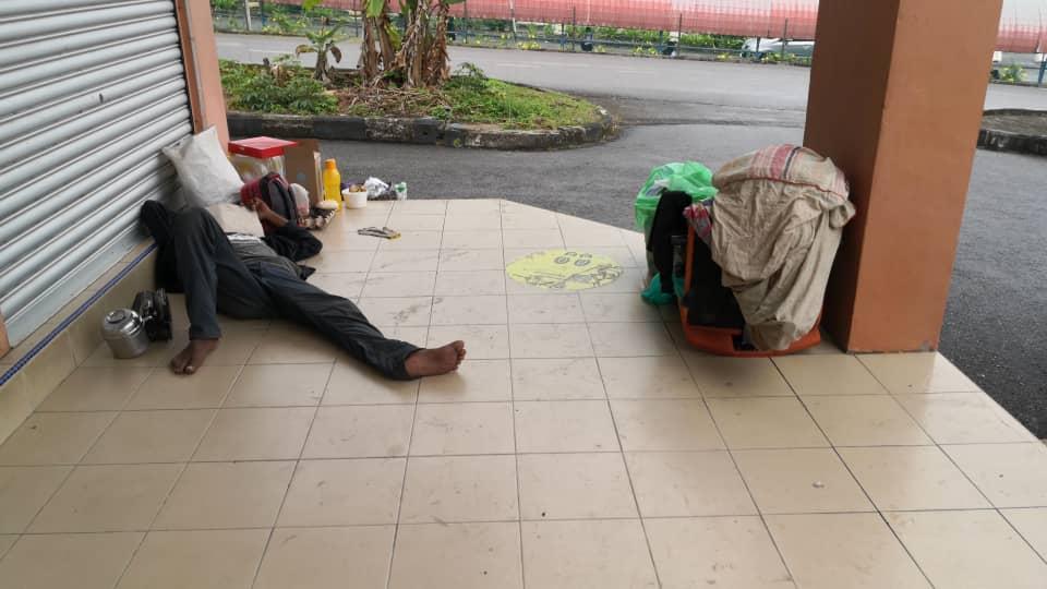 Seorang gelandangan terbaring di kaki lima sebuah kedai di Bintulu, Sarawak.