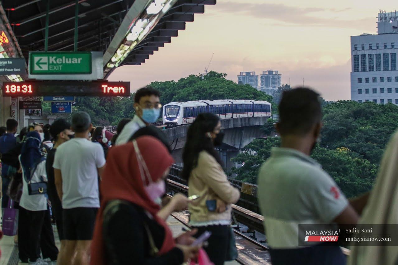 Penumpang menunggu LRT untuk pulang ke rumah selepas seharian bekerja di Kuala Lumpur.
