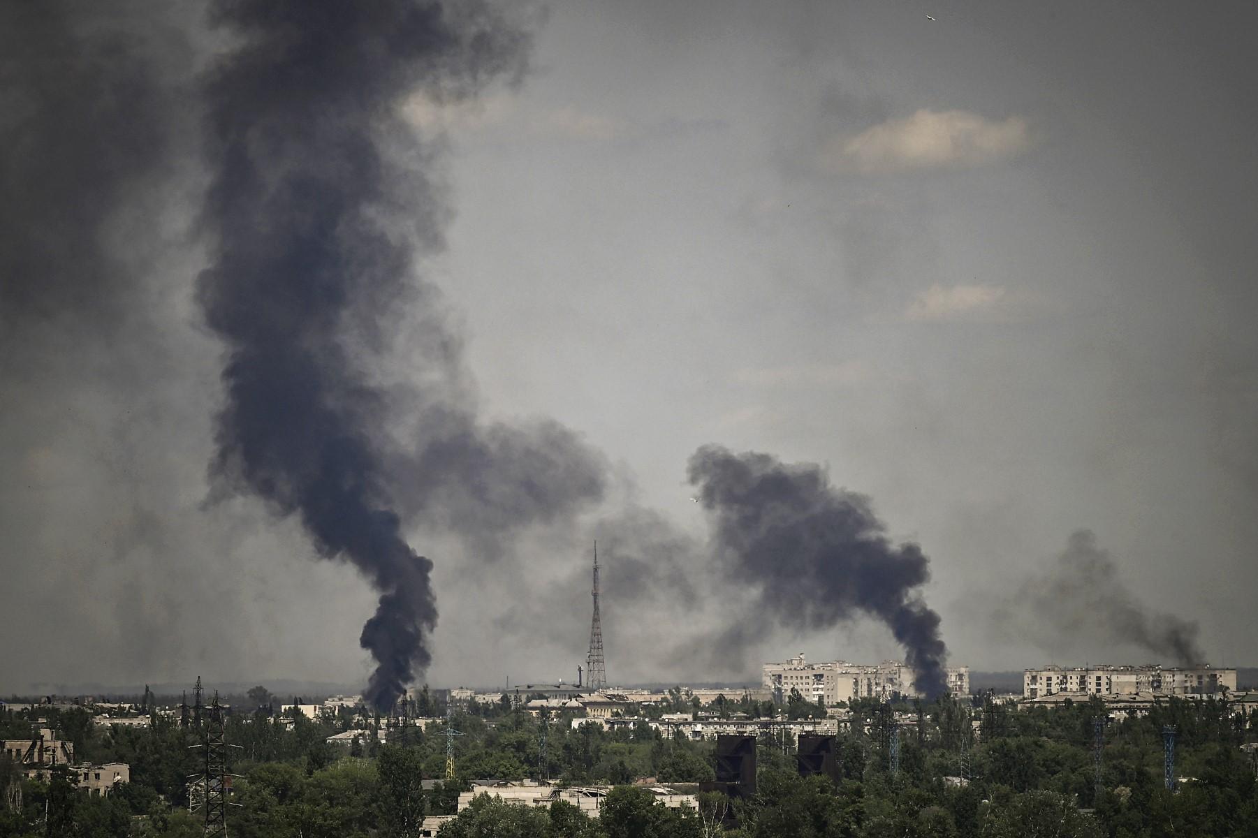 Smoke rises in the city of Severodonetsk during heavy fighting between Ukrainian and Russian troops in the eastern Ukrainian region of Donbas on May 30. Photo: AFP